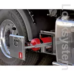 Przykładowy sposób umieszczenia skrzynki na gaśnicę pod podwoziem samochodu ciężarowego